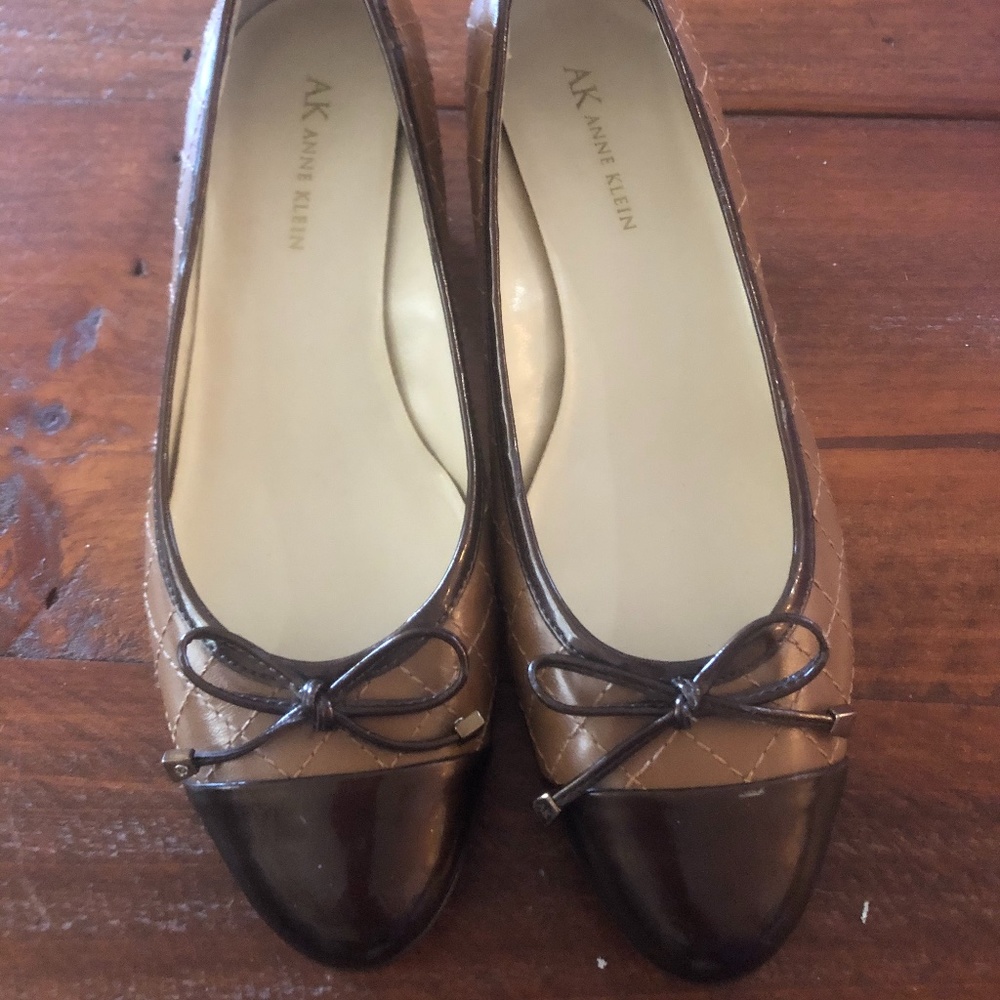 Brown heels with cute little bow size 7